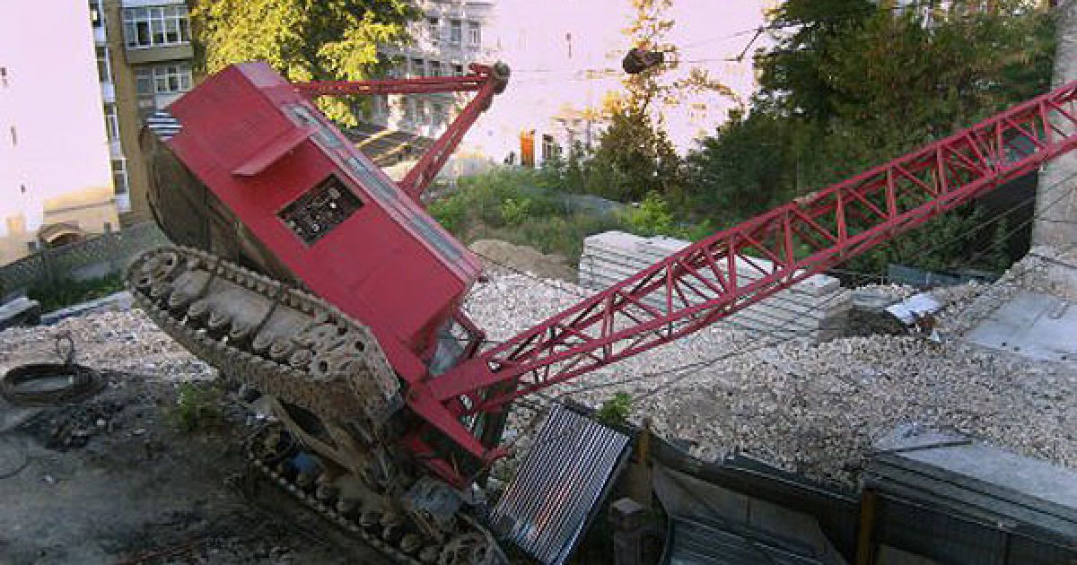 На дах будинку в центрі Києва впав будівельний кран / © УНІАН