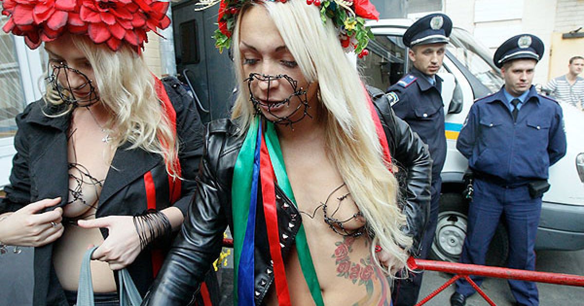 Акція FEMEN "Кусючі цицьки" перед Печерським судом в Києві / © Жіночий рух FEMEN