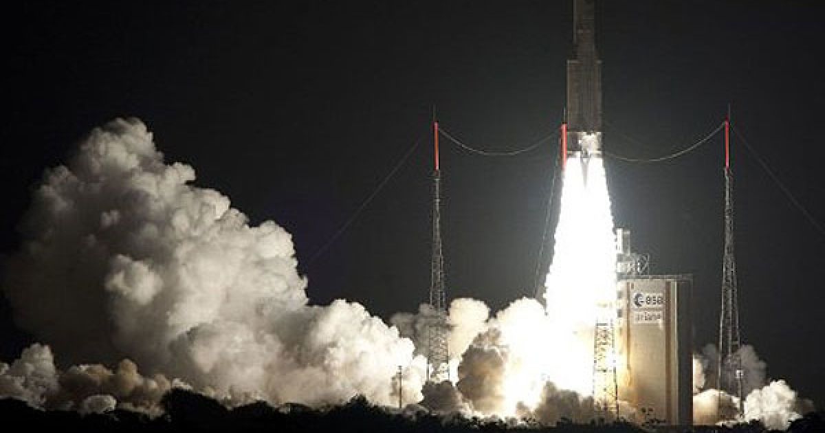 Французька Гвіана, Куру. Ракета "Аріан-5" злітає з космодрому в Куру, Французька Гвіана. "Arianespace" доставив на орбіту два телевізійні супутники: Arabsat 5C для покриття Близького Сходу і Північної Африки та SES-2 для покриття Північної Америки і Карибського басейну. / © AFP