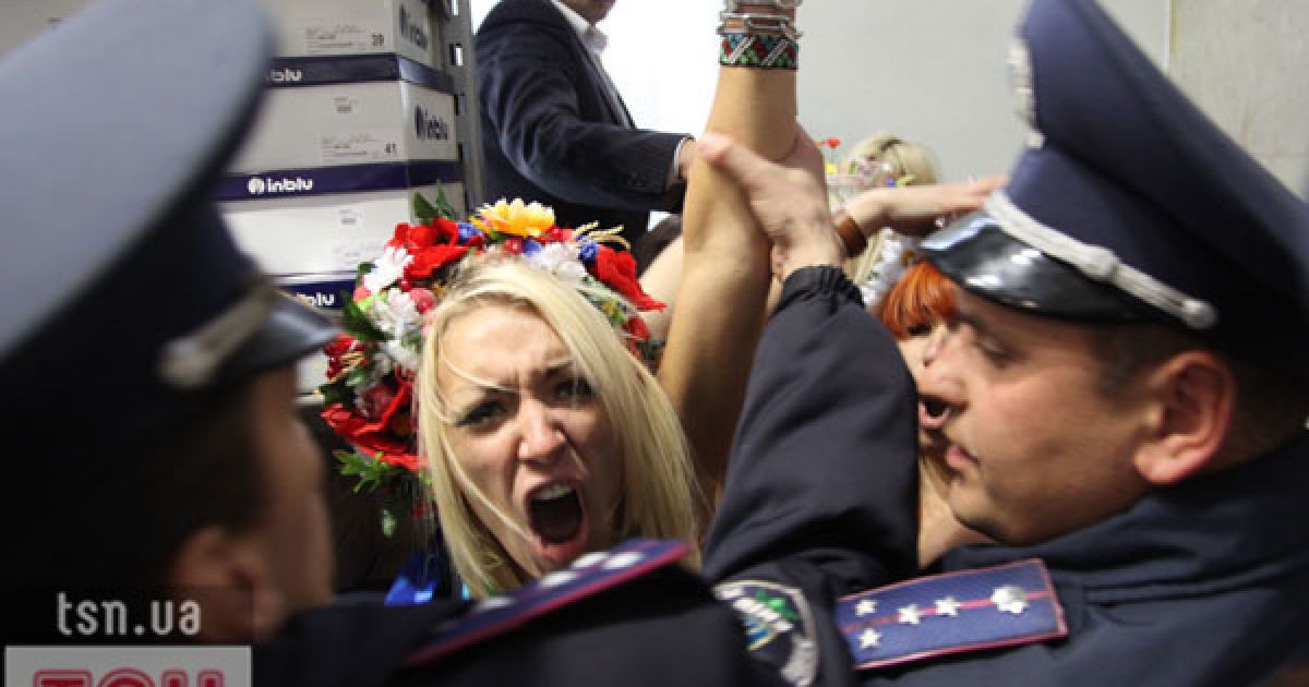 Топлес-акція FEMEN на ЦУМі "Ю и Я - одна уйня"_27