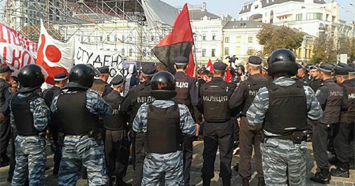 Близько 100 студентів провели мітинг проти політики Міносвіти на Європейській площі в Києві. Фото з Facebook Олександра Арагата / © Українська правда