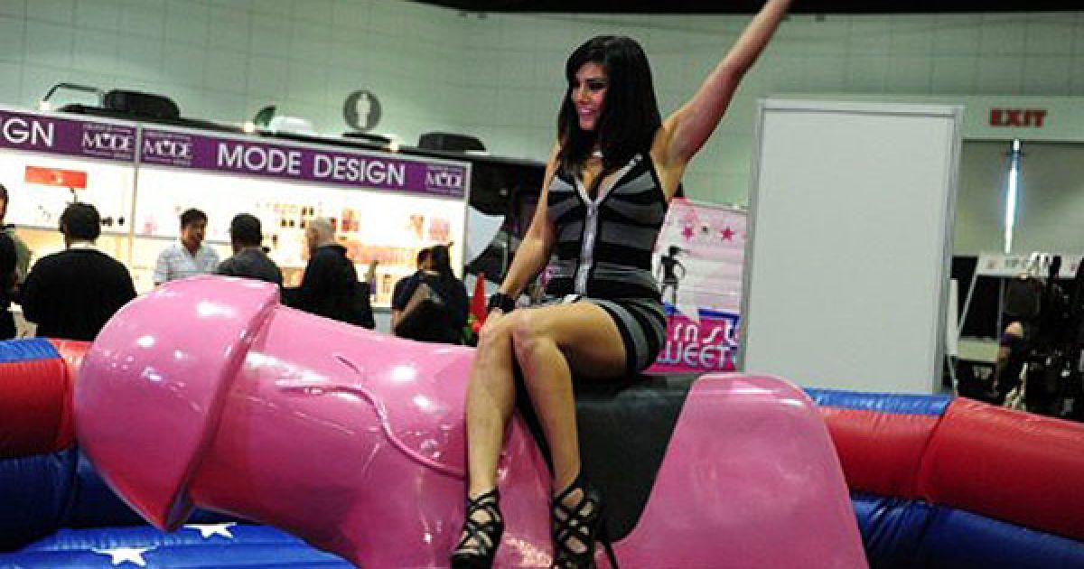 У Лос-Анджелесі проходить виставка товарів для дорослих Exxxotica Expo 2011 / © AFP