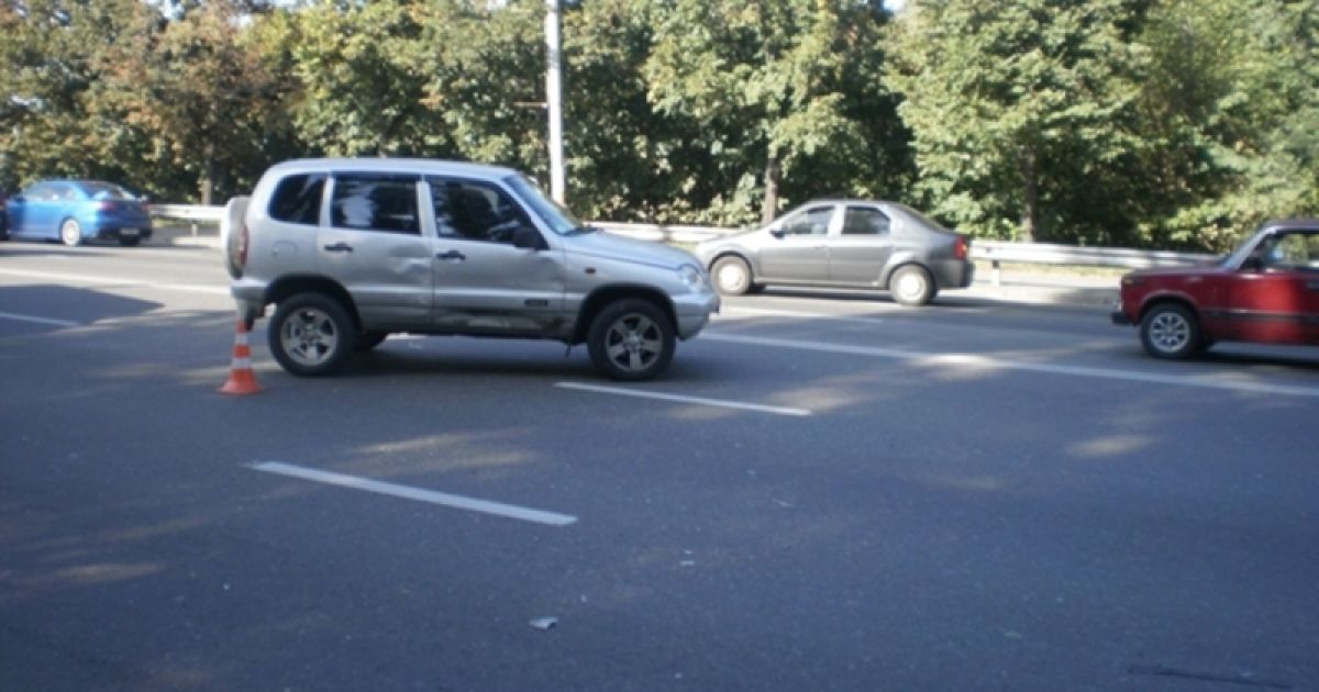 У Києві вантажівка, у якої відмовили гальма "влаштувала" масштабне ДТП за участю 9 машин. / © sai.gov.ua