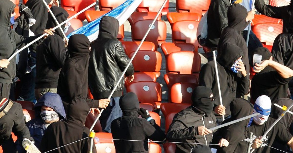 Під час матчу швейцарської Суперліги вболівальники команд затіяли нещадну бійку на трибунах, обійшлося без жертв. / © spiegel.de
