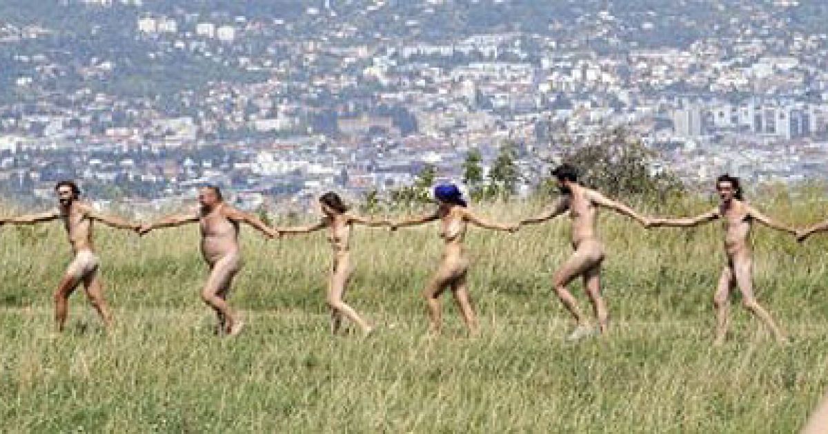 У Франції десятки людей взяли участь в оголеній акції протесту проти будівництва спіттєспалювального заводу / © AFP