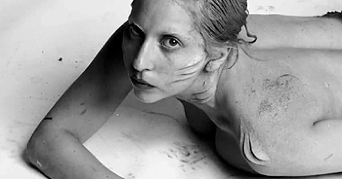 Епатажна співачка Lady Gaga постала у вигляді русалки для зйомок нового фешн-роліка.