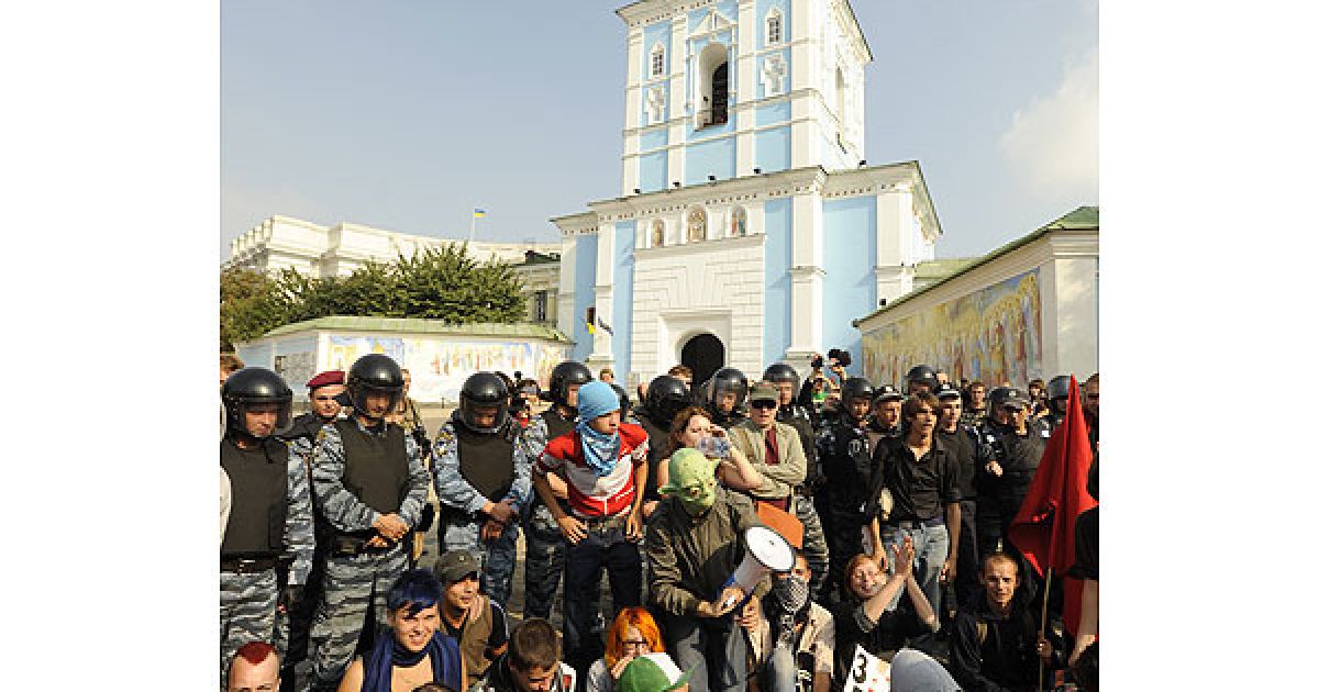 Близько 100 студентів провели мітинг проти політики Міносвіти на Європейській площі в Києві.