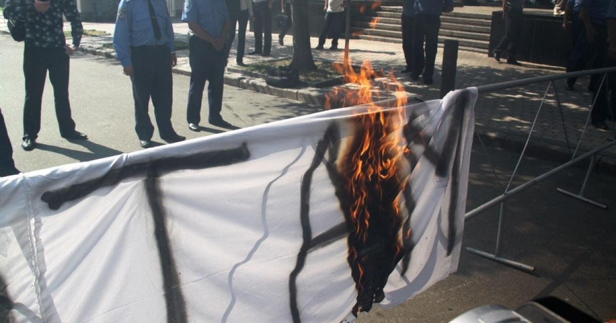 Учасники акції проти політичних репресій, яка пройшла біля Адміністрації Президента на вулиці Банковій, закидали АП димовими шашками. / © bilozerska.livejournal.com