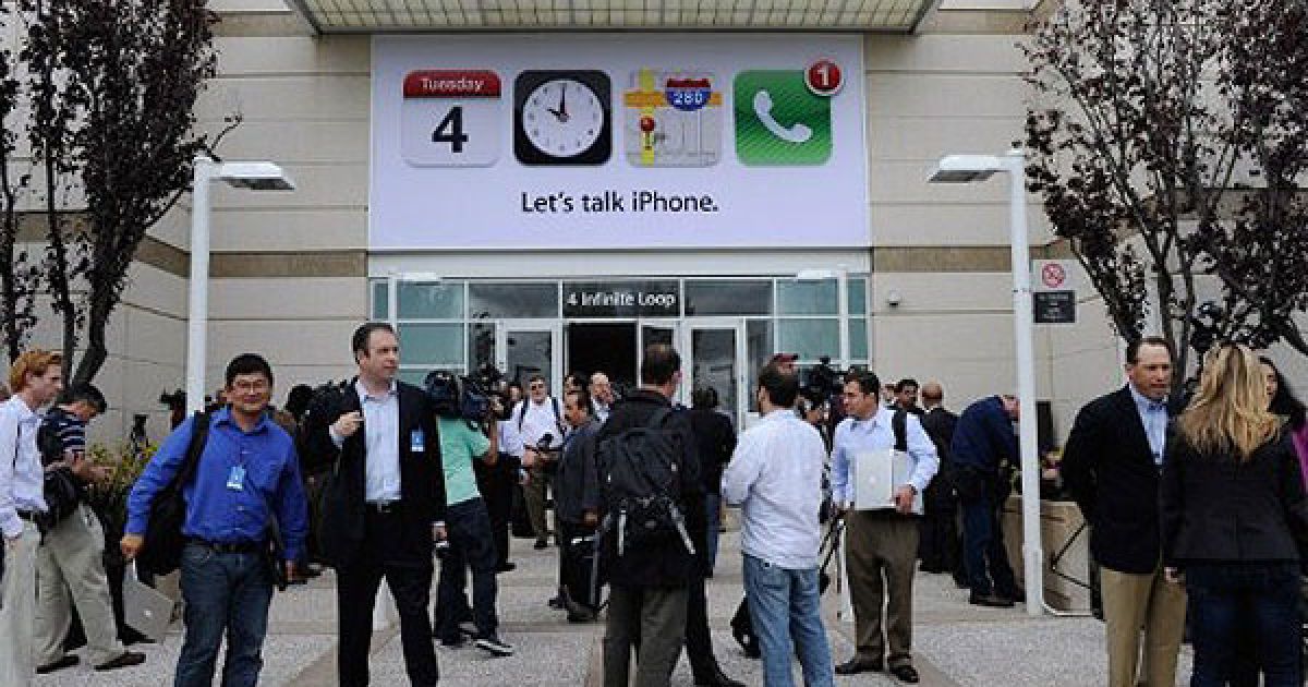 Компанія Apple на прес-конференції в Купертіно представила новий смартфон iPhone 4S / © AFP