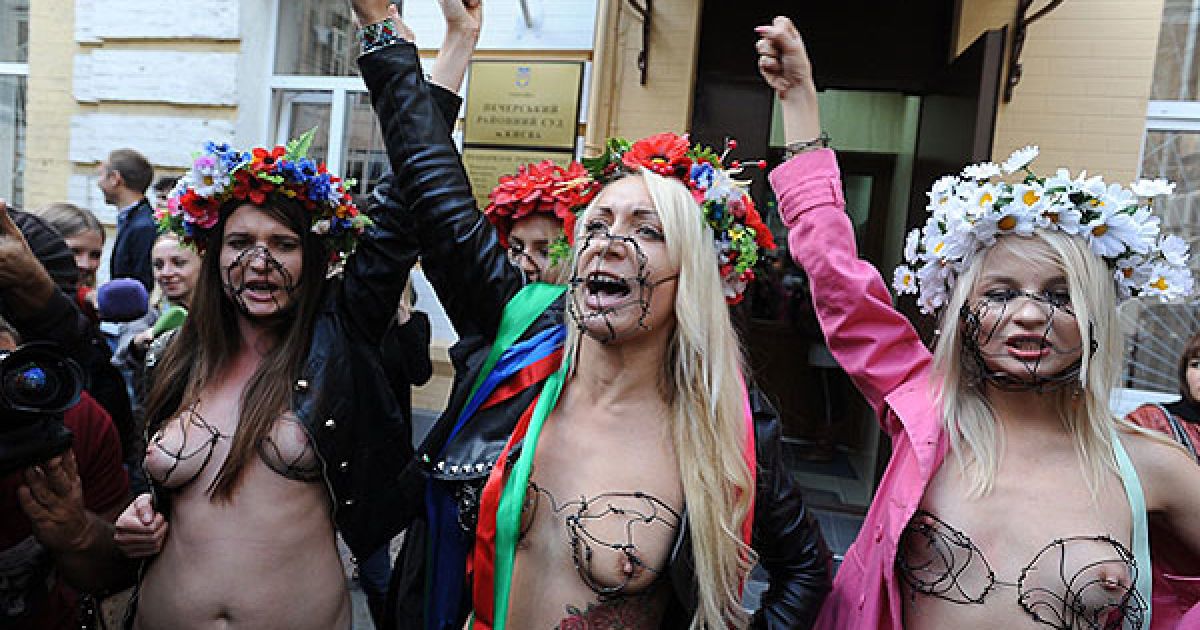 Акція FEMEN "Кусючі цицьки" перед Печерським судом в Києві / © Жіночий рух FEMEN