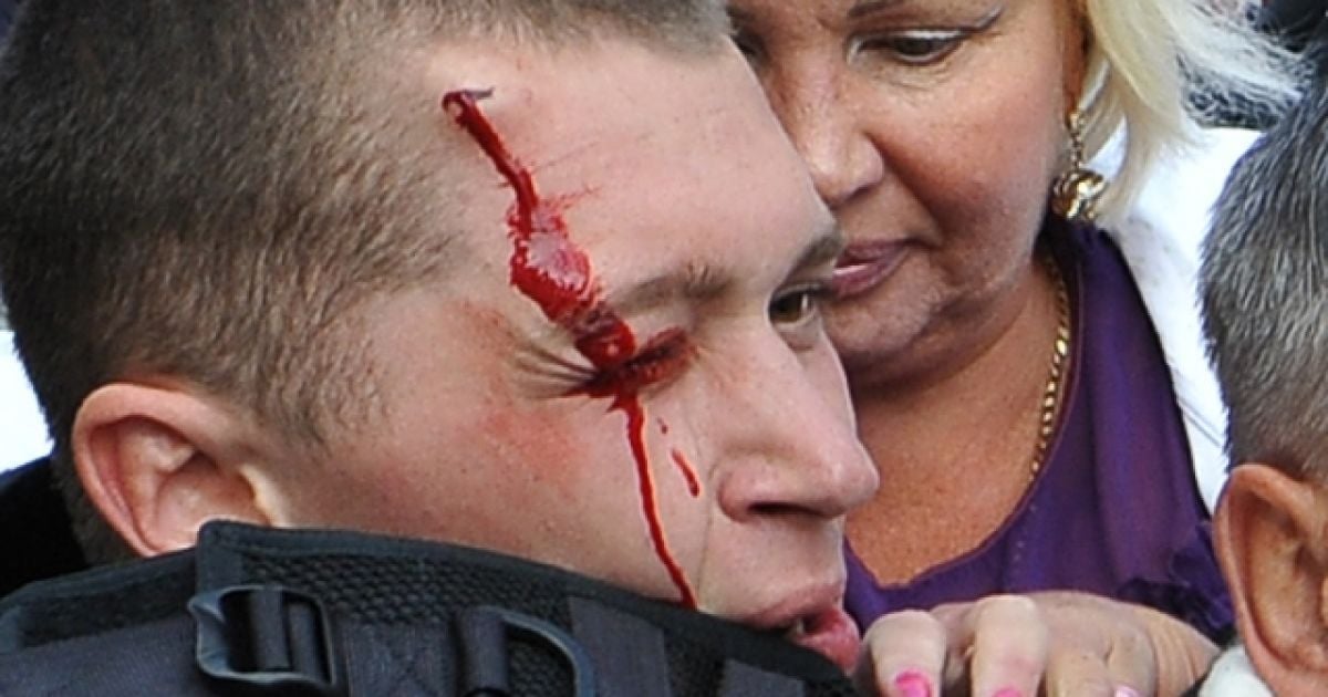 Під Печерським судом між прихильниками Тимошенко та беркутівцями виникла бійка / © tochka.net