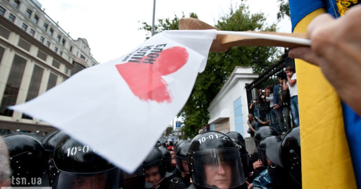 Натовп скандує "Ганьба", були спроби штурмувати огорожу, опозиціонери вступили в бійку з співробітниками спецпідрозділу "Беркут".