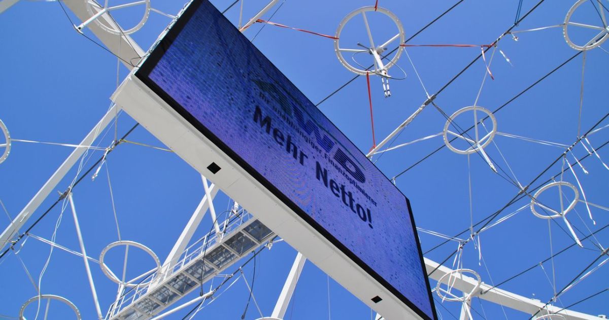 В Києві активно завершують реконструкцію НСК "Олімпійський": закінчують монтаж глядацьких сидінь та мембранного покриття. / © nsc-olymp.com