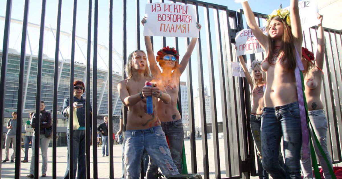FEMENісток, які влаштували топлес-протест "Євро-угар 2012" проти перетворення України на "Бляділенд", затримала міліція. / © Жіночий рух FEMEN
