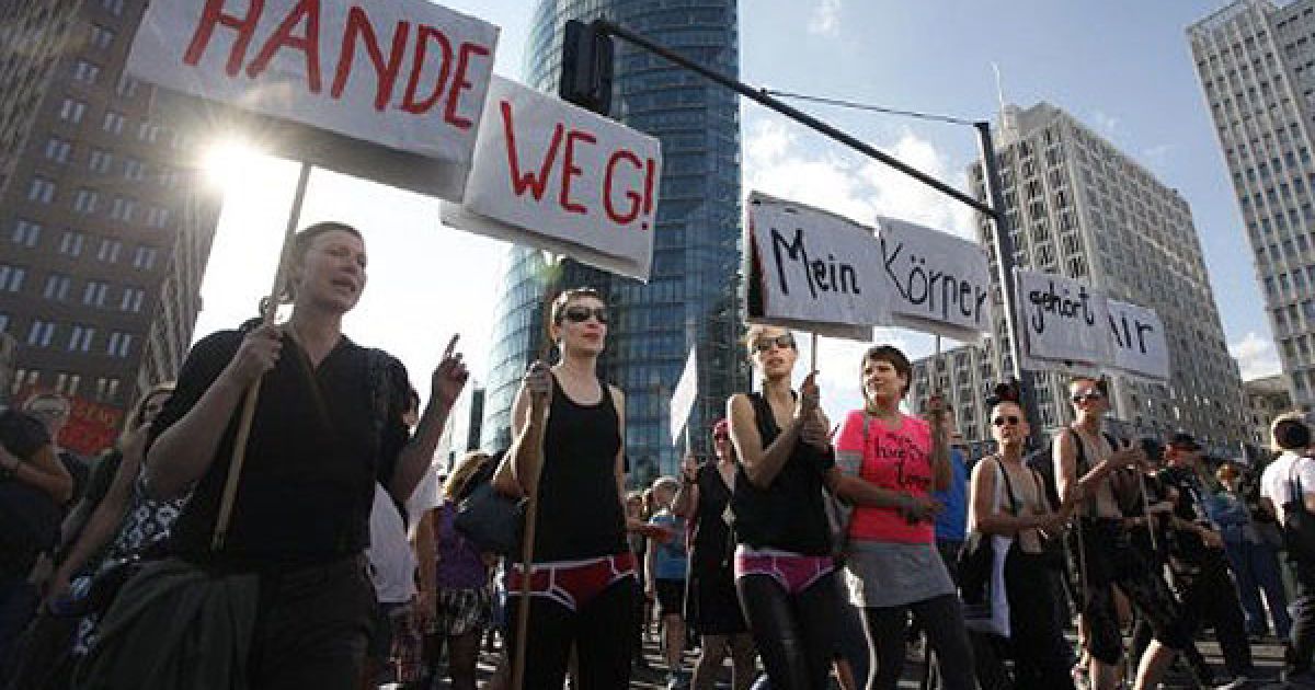 В Берліні (Німеччина) провели акцію протесту "Марш повій" ("Slutwalk"), під час якої десятки оголених жінок виступили проти сексуального насильства. / © AFP