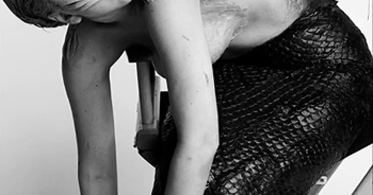 Епатажна співачка Lady Gaga постала у вигляді русалки для зйомок нового фешн-роліка.