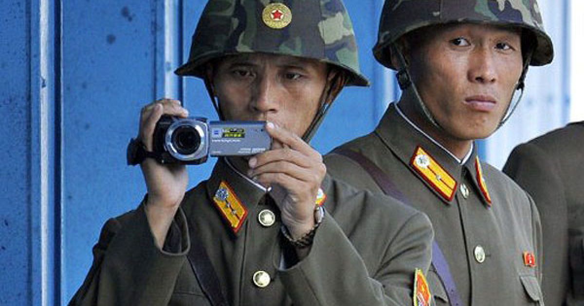 Республіка Корея, Пханмунджом. Північнокорейські солдати контролюють ситуацію, доки президент Колумбії Хуан Мануель Сантос відвідує село Пханмунджомі в демілітаризованій зоні, що розділяє дві Кореї. / © AFP
