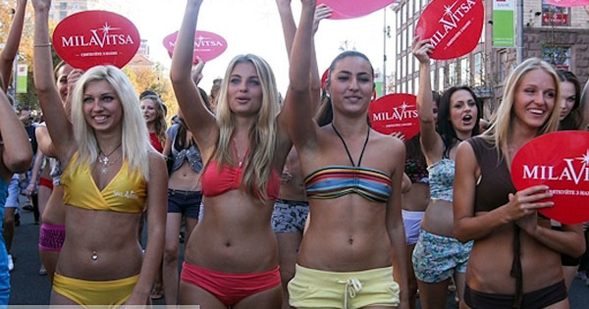 Півсотні дівчат та хлопців у спідньому пройшли Хрещатиком з нагоди Дня нижньої білизни. / © gazeta.ua