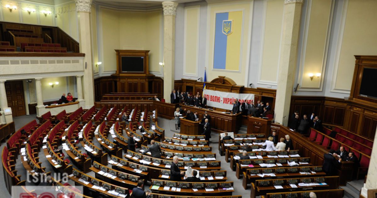 БЮТ заблокував трибуну Верховної ради та вимагає "Юлі &mdash; волю"