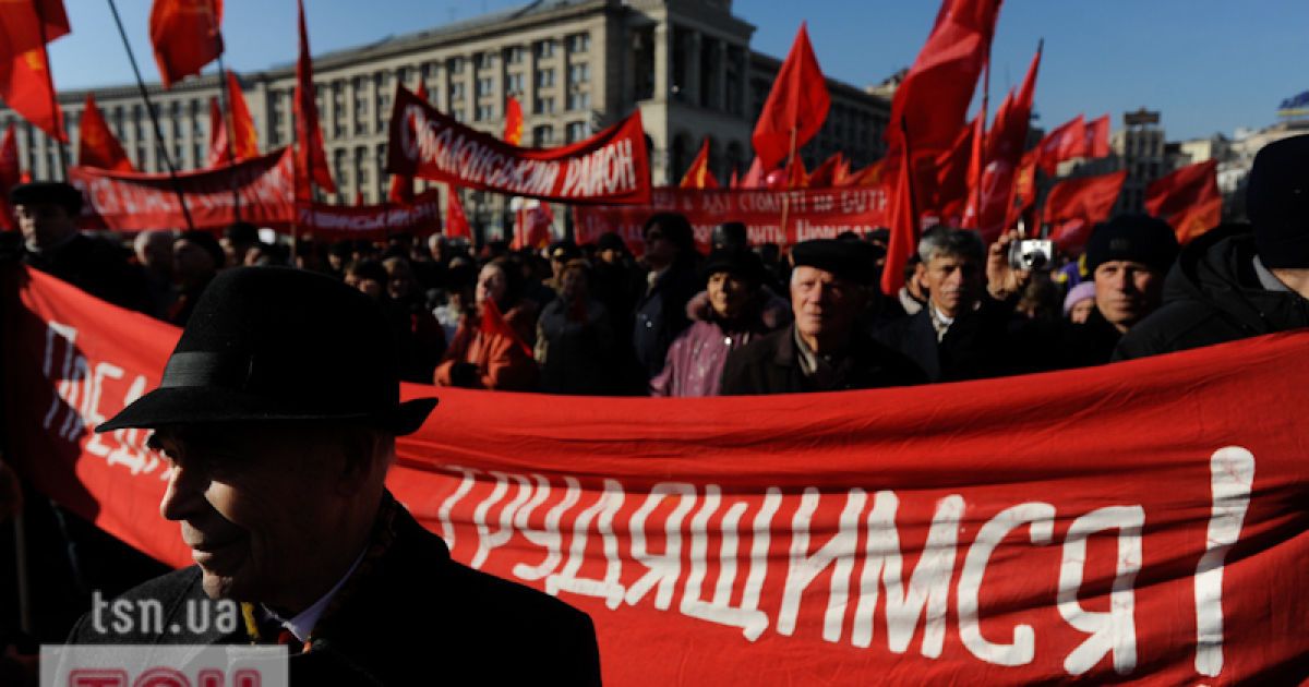 В Києві на святкуваннях з нагоди 94-ої річниці Жовтневої революції сталося кілька бійок між комуністами і "свободівцями".