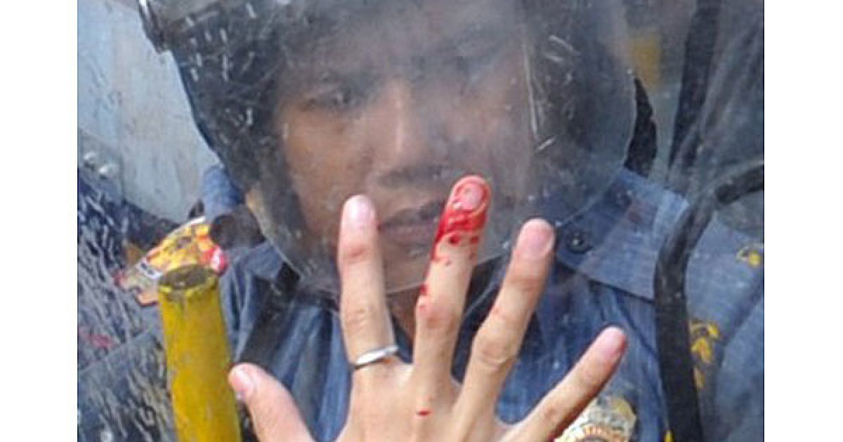 Філіппіни, Маніла. Місцевий мешканець намагається зупинити омоновців, які супроводжують команду зі знесення будинків. Влада Маніли наказала знести нелегальні поселення в місті. Під час операції стались зіткнення між сотнями неофіційних поселенців та поліцією. / © AFP