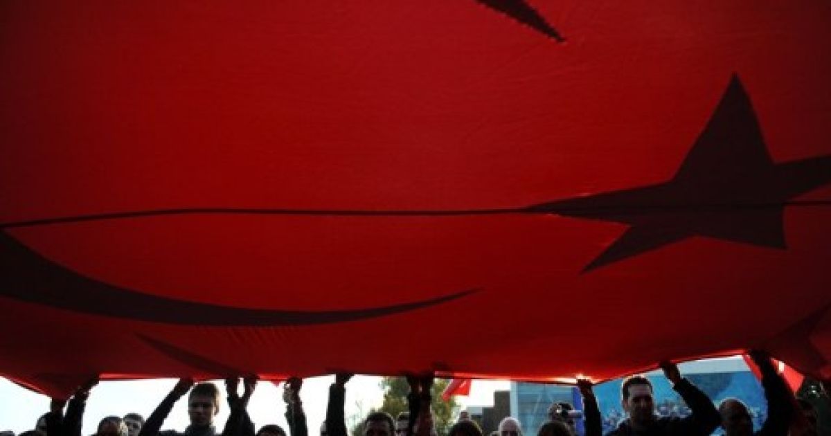 Туреччина, Стамбул. Демонстранти тримають гігантський турецький прапор під час акції протесту в центрі Стамбула. Курдські повстанці вбили 24 солдатів у нападах на південному сході Туреччини, відзначивши один з найстрашніших днів для армії у 27-річній боротьбі з сепаратистами. / © AFP