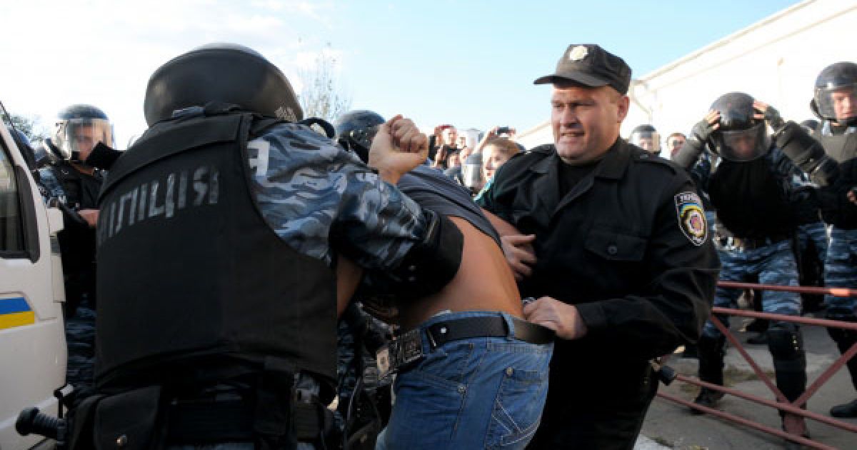 В Умані міліція жорстоко розігнала мітинг ВО "Свободи", раніше заборонений судом, більше 50 активістів були затримані. / © Украинское Фото