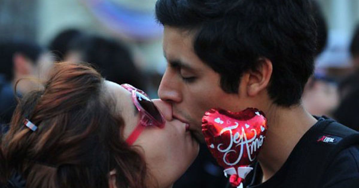 Чилі, Сантьяго. Студенти провели акцію протесту "Поцілунок партії" проти системи освіти. Протести посилилися відтоді, як президент Себастьян Піньєра скоротив витрати на освіту цього року, хоча країна має одну з найбільш швидкозростаючих економік в Латинській Америці. / © AFP