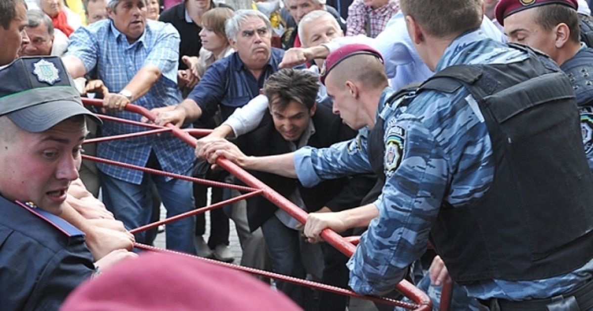 Під Печерським судом між прихильниками Тимошенко та беркутівцями виникла бійка / © tochka.net
