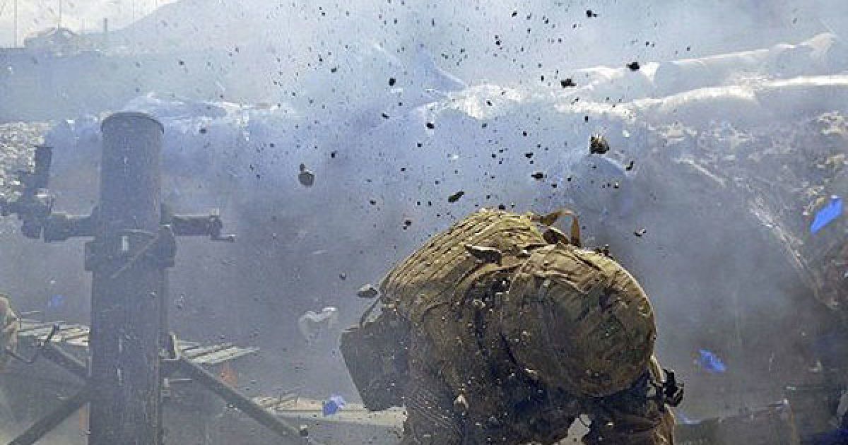 Афганістан, Кунар. Солдата закидає камінням після пострілу зі 120-мм міномета проти повстанських позицій на базі Монті у провінції Кунар. / © AFP