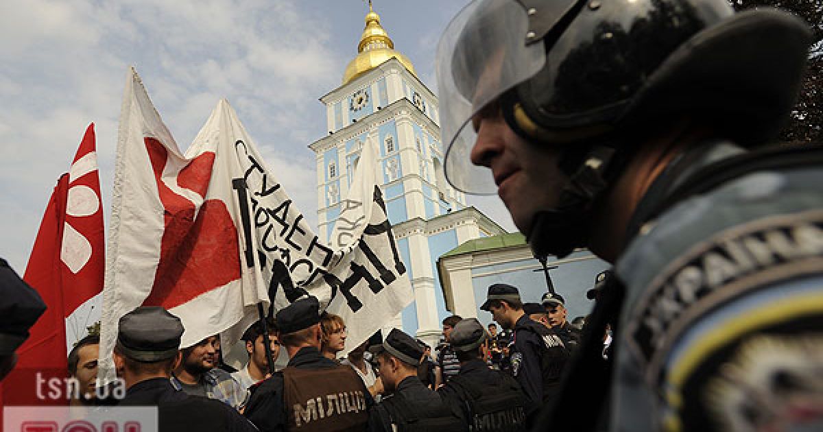 Близько 100 студентів провели мітинг проти політики Міносвіти на Європейській площі в Києві.