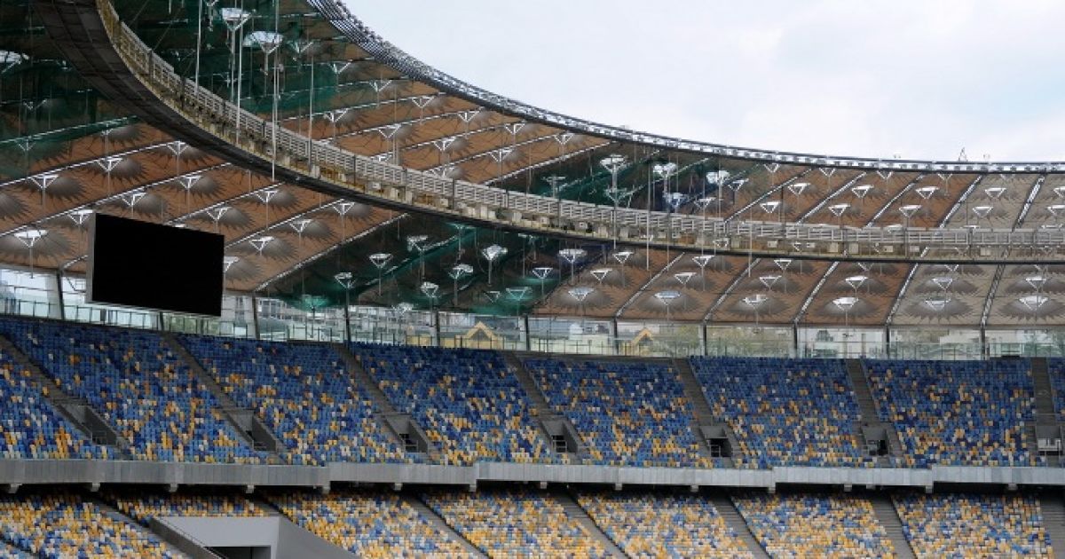 Завершилась інспекція на київському НСК "Олімпійський". В Києві Платіні випробував футбольне поле головної арени Євро-2012   та високо оцінив його готовність до чемпіонату. / © ukraine2012.gov.ua