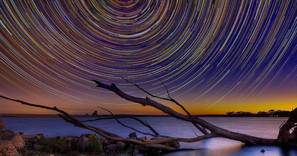 Австралійський фотограф-любитель Лінкольн Харрісон зробив унікальні знімки обертання Всесвіту, встановивши штатив на березі озера Еппалок в штаті Вікторія.