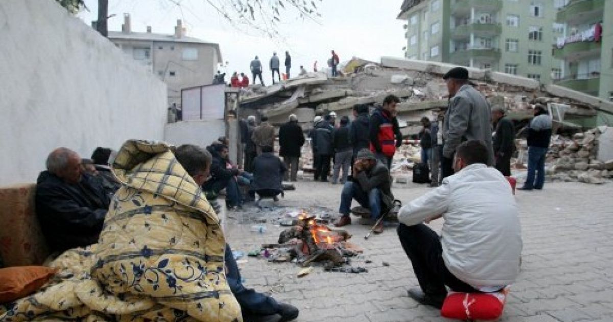 Жертвами землетрусу В Туреччині стали 279 людей, 1300 дістали поранення, рятувальники продовжують пошуки людей під завалами. / © AFP