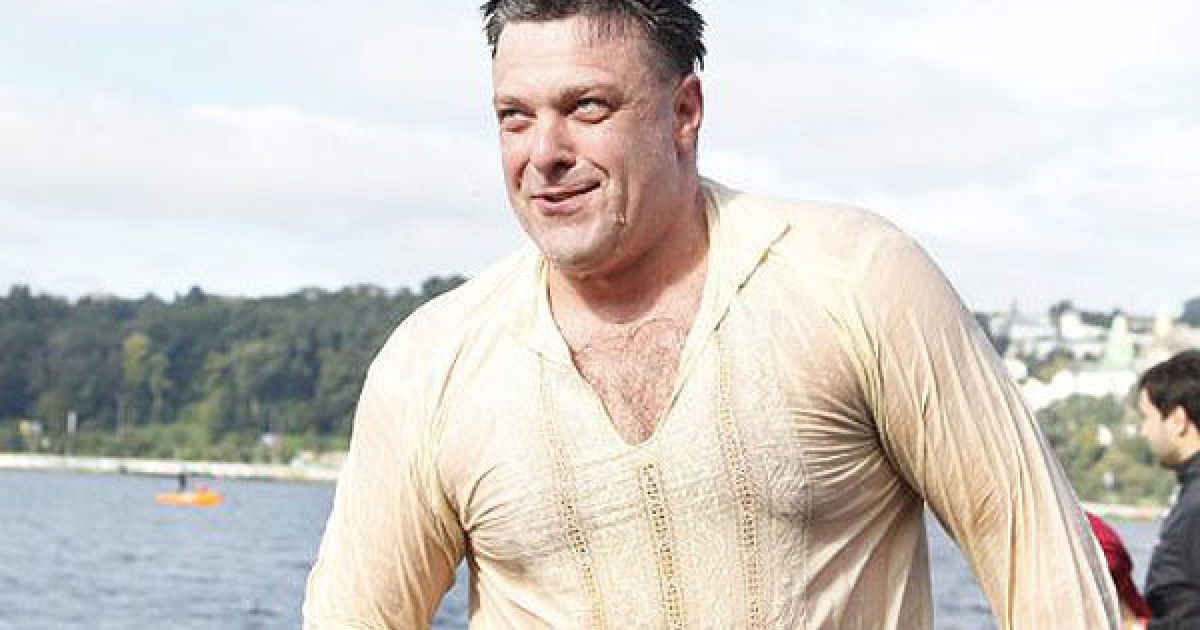 Щоб форсувати річку, Олегу Тягнибоку знадобилося менше 20 хвилин. / © УНІАН