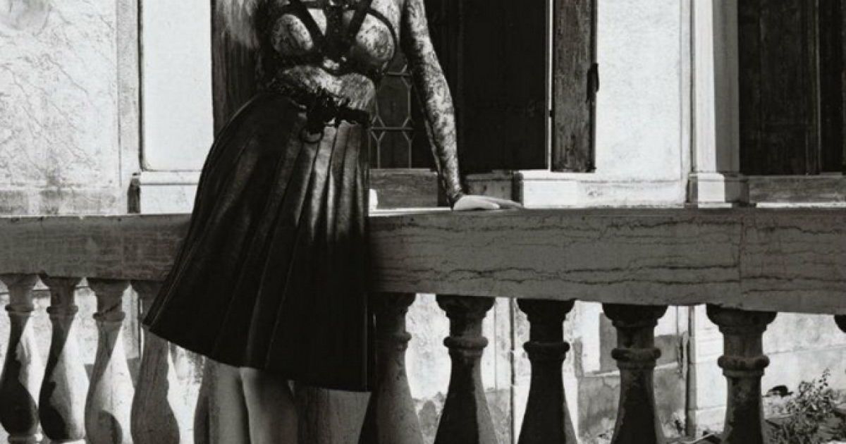 Готична фотосесія Лари Стоун для Vogue Japan