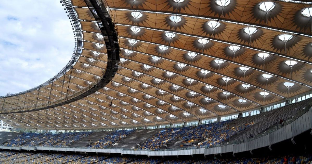 В Києві активно завершують реконструкцію НСК "Олімпійський": закінчують монтаж глядацьких сидінь та мембранного покриття. / © nsc-olymp.com