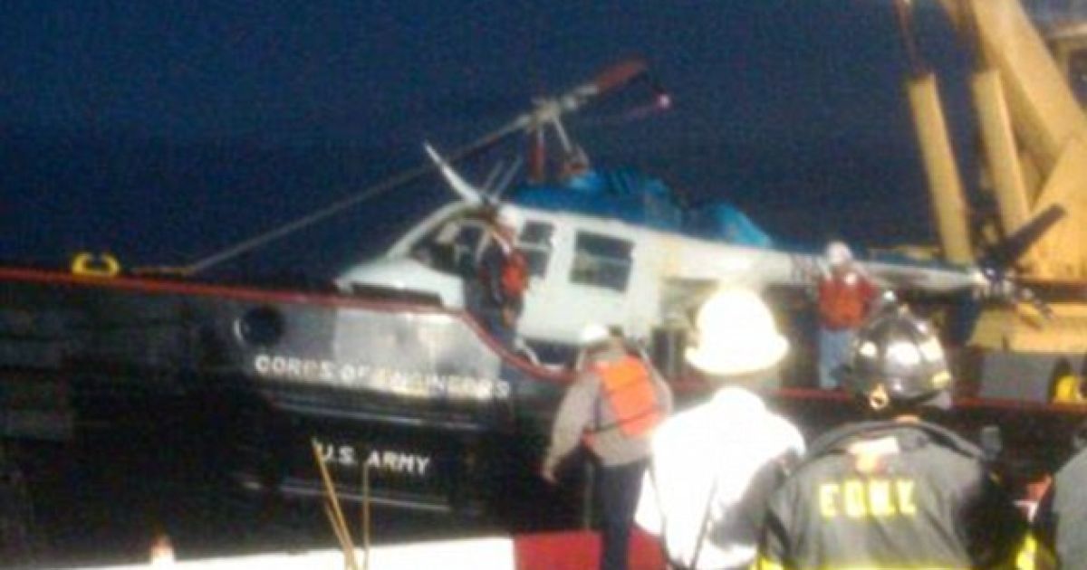 В центрі Нью-Йорка прогулянковий гелікоптер, на борту якого перебували четверо пасажирів і пілот, впав у води Іст-Рівера.