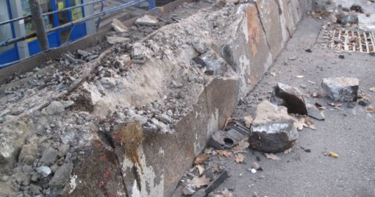 У Києві на з'їзді з Кільцевої іномарка злетіла в повітря і впала на людей. / © Сегодня
