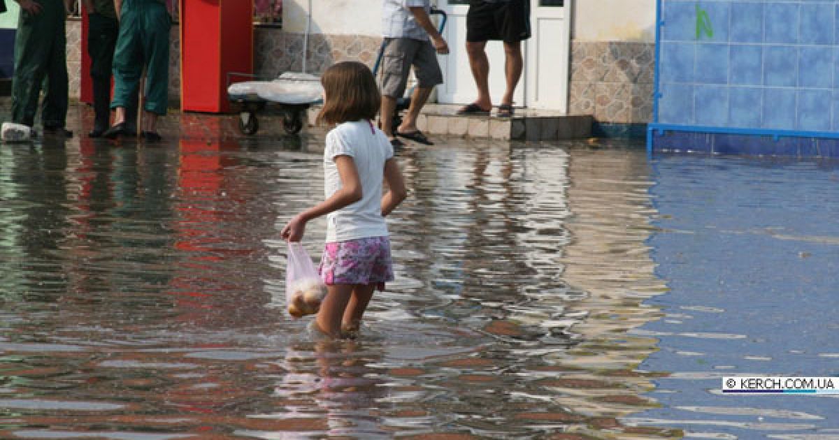 На кримьске місто Керч обрушилися дві потужні зливи з градом, а над Керченською протокою пронісся смерч. / © kerch.com.ua