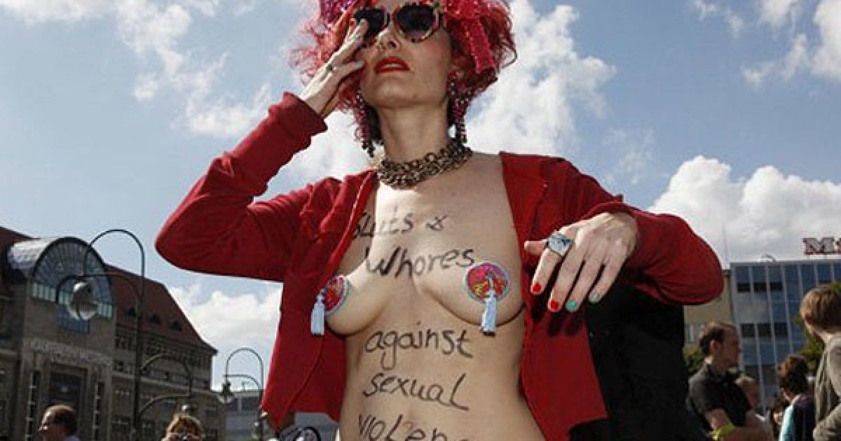 В Берліні (Німеччина) провели акцію протесту "Марш повій" ("Slutwalk"), під час якої десятки оголених жінок виступили проти сексуального насильства. / © AFP