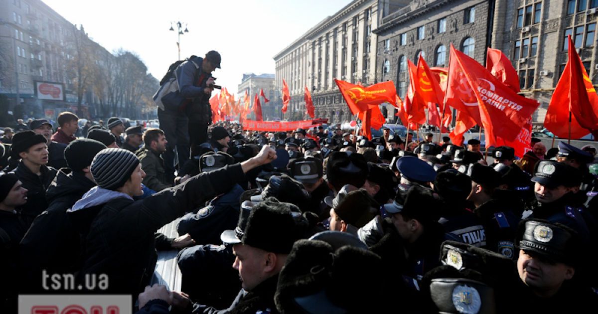 В Києві на святкуваннях з нагоди 94-ої річниці Жовтневої революції сталося кілька бійок між комуністами і "свободівцями".