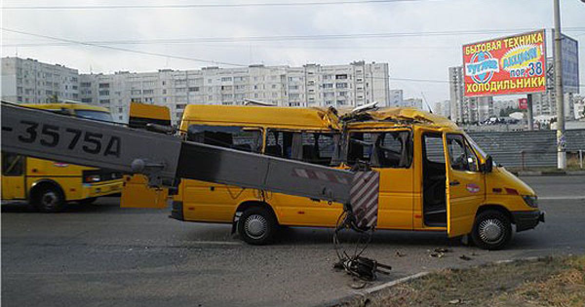 У Севастополі стріла крана впала на дах маршрутки / © НеФакт.инфо