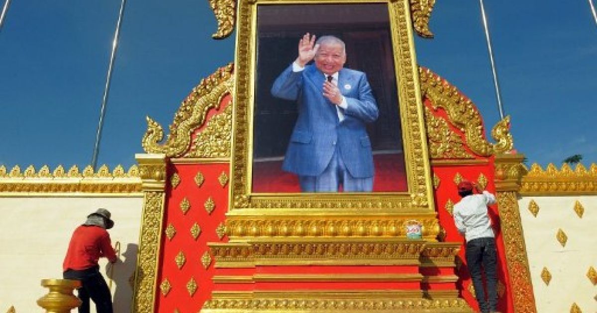 Камбоджа, Пномпень. Камбоджійські працівники закінчують портрет колишнього короля Нородома Сіанука, встановлений біля монумента Незалежності в Пномпені. Камбоджа відзначатиме 89-й день народження колишнього короля 31 жовтня 2011 року. / © AFP