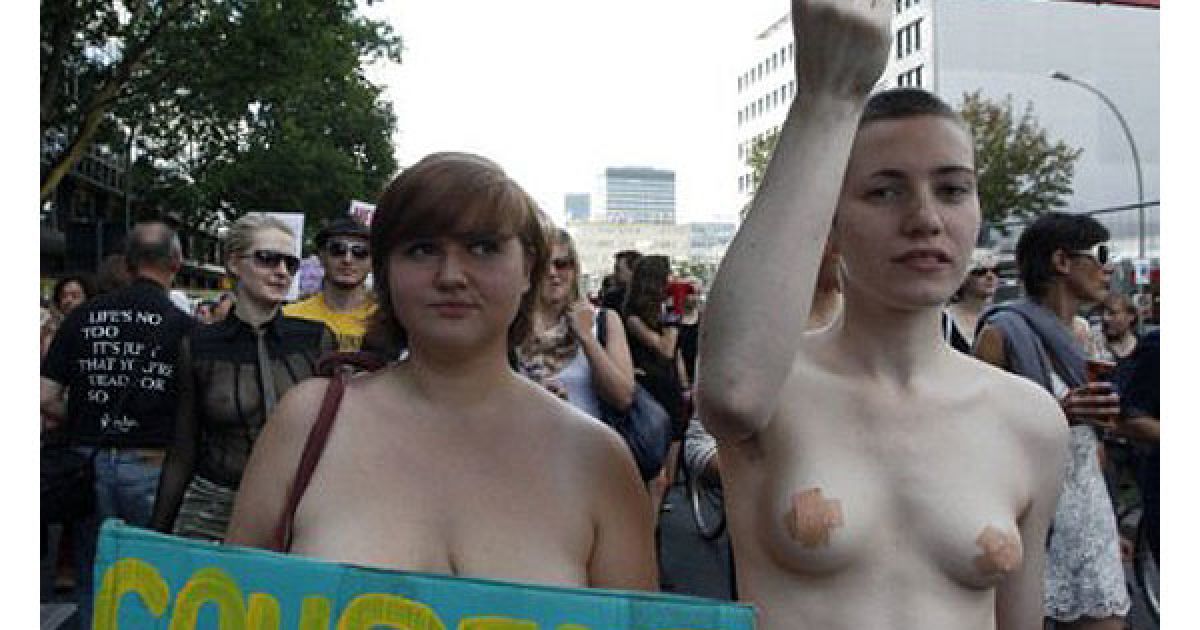 В Берліні (Німеччина) провели акцію протесту "Марш повій" ("Slutwalk"), під час якої десятки оголених жінок виступили проти сексуального насильства. / © AFP