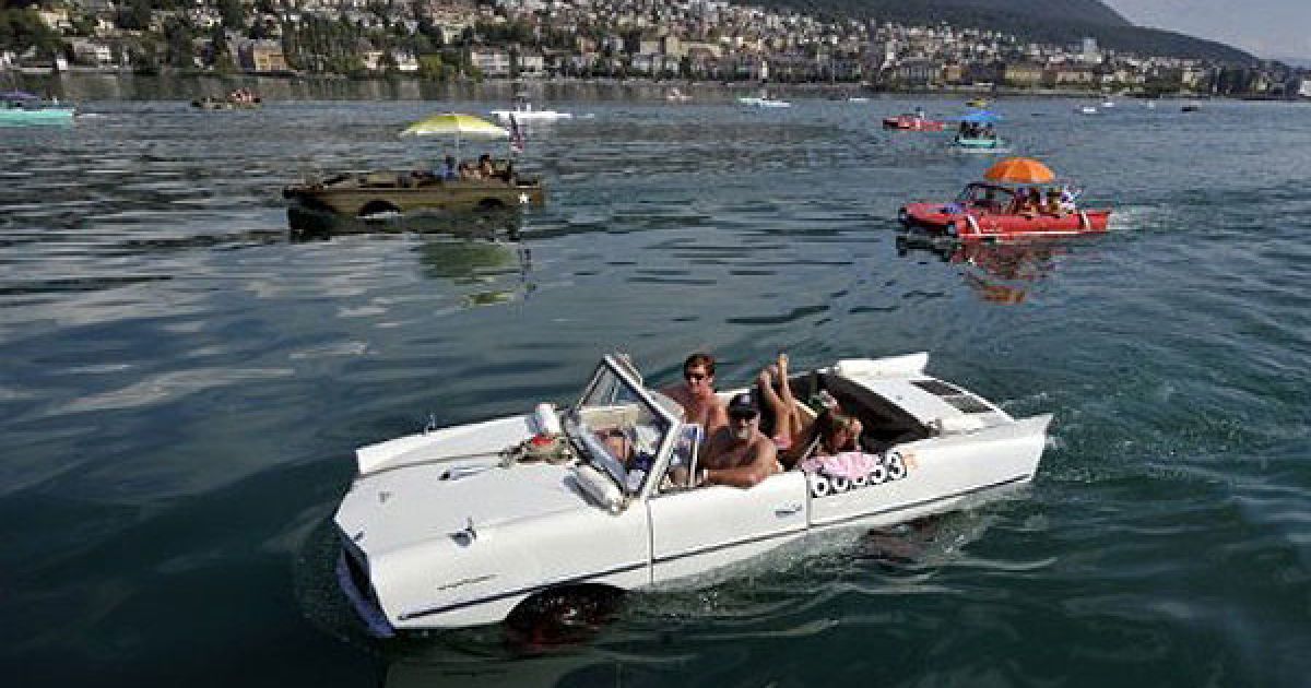 26-ий зліт власників автомобілів-амфібій на озері Невшатель у Швейцарії / © AFP