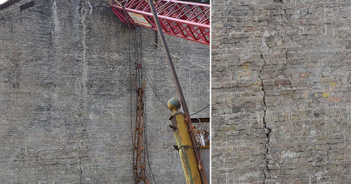 На дах будинку в центрі Києва впав будівельний кран / © Київські новини