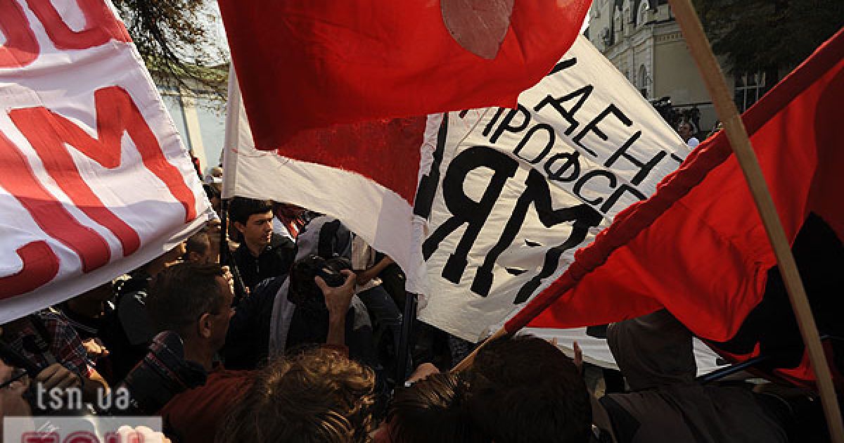 Близько 100 студентів провели мітинг проти політики Міносвіти на Європейській площі в Києві.