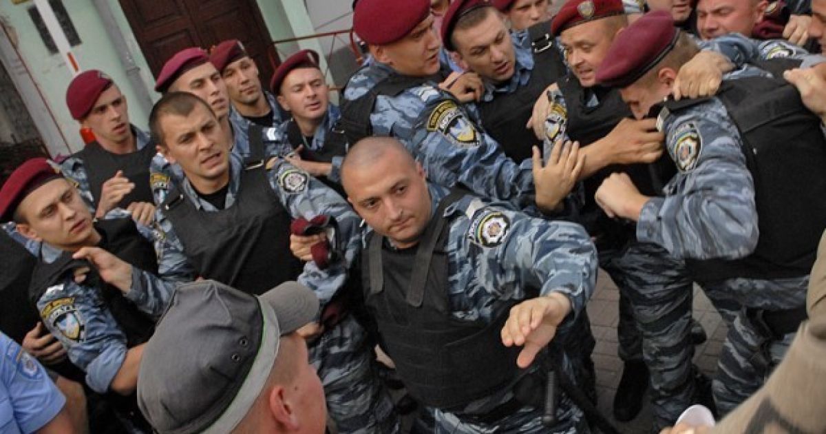 Під Печерським судом між прихильниками Тимошенко та беркутівцями виникла бійка / © tochka.net