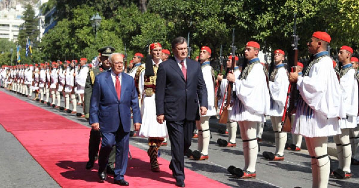 Президент України Віктор Янукович в Афінах провів із президентом Греції Каролосом Папуліасом двосторонню зустріч на тему фінансової кризи, яку зараз переживає Греція. / © President.gov.ua